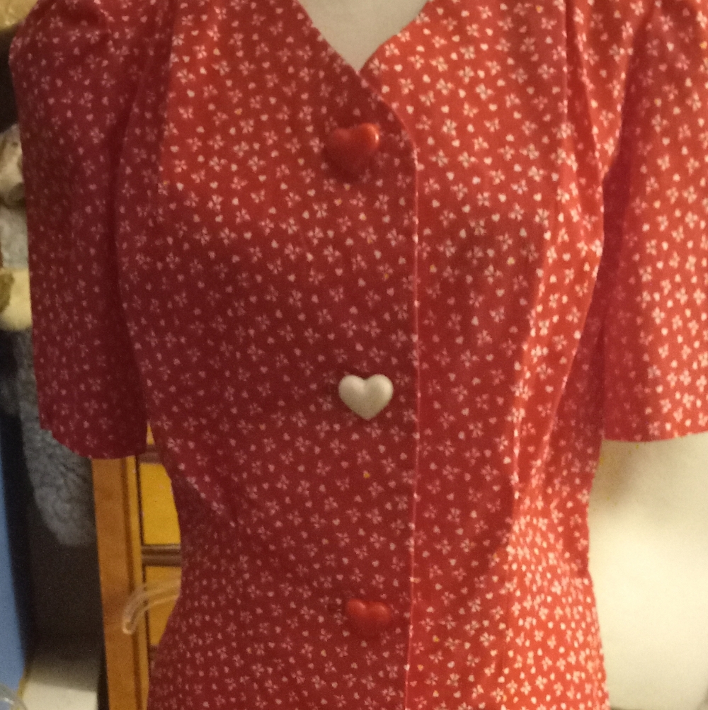 Not new,vintage red heart& bow print s/s  dress, plastic heart buttons,size 8.